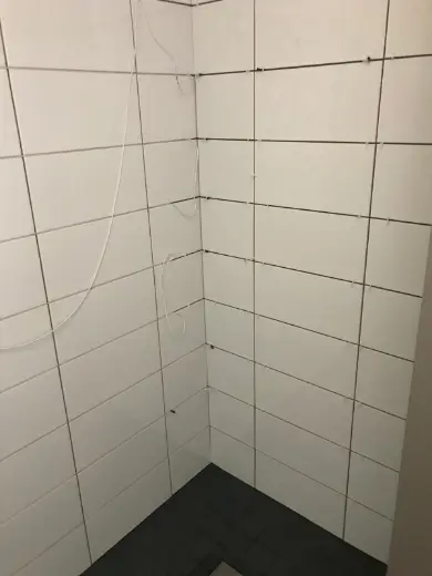 Vannas istabas flīzēšana